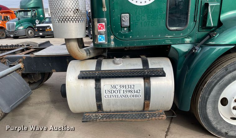 image for item LV9982 1999 International 9100 semi truck