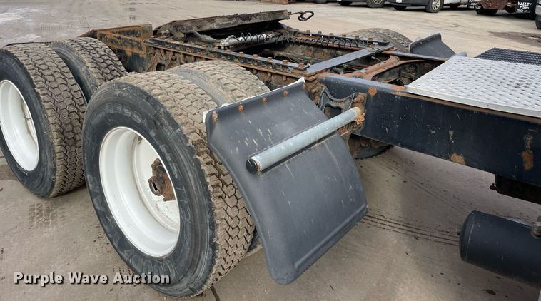 image for item LV9982 1999 International 9100 semi truck