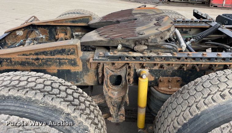 image for item LV9982 1999 International 9100 semi truck