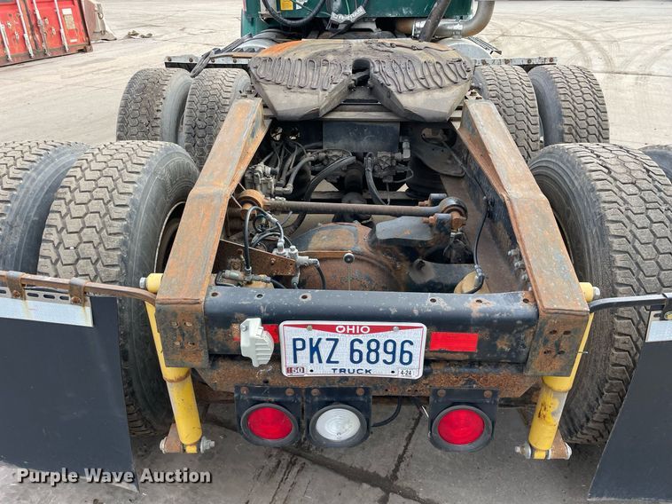 image for item LV9982 1999 International 9100 semi truck