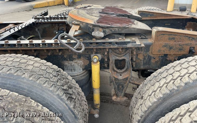 image for item LV9982 1999 International 9100 semi truck