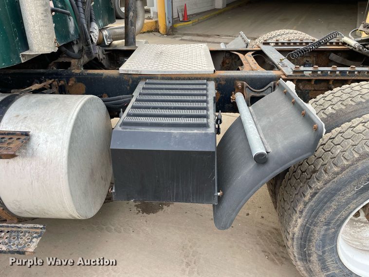 image for item LV9982 1999 International 9100 semi truck