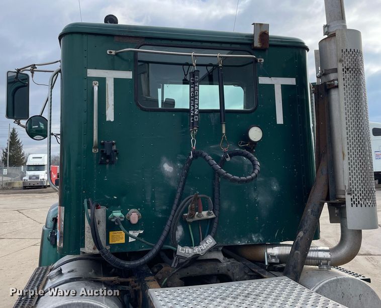 image for item LV9982 1999 International 9100 semi truck