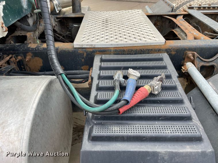 image for item LV9982 1999 International 9100 semi truck