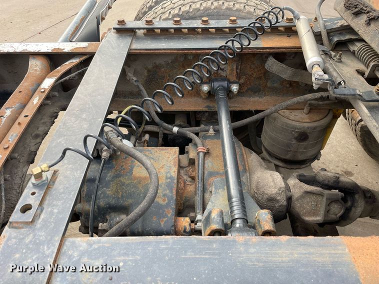 image for item LV9982 1999 International 9100 semi truck