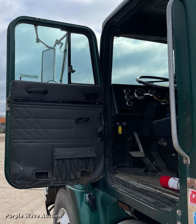 image for item LV9982 1999 International 9100 semi truck