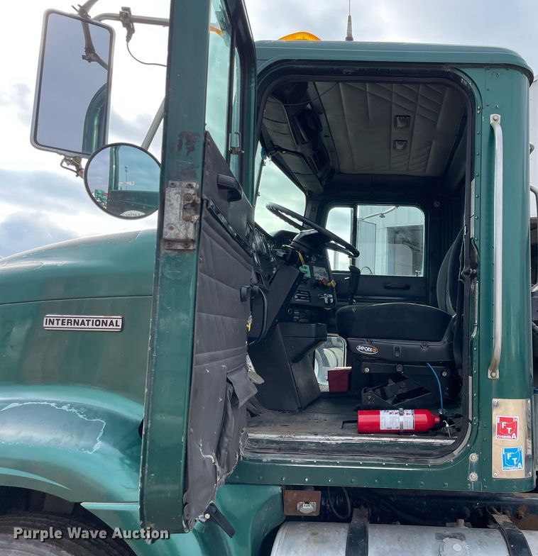 image for item LV9982 1999 International 9100 semi truck