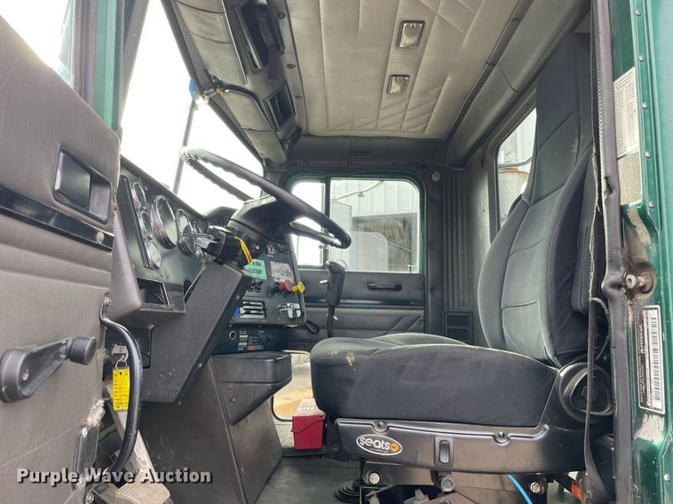 image for item LV9982 1999 International 9100 semi truck