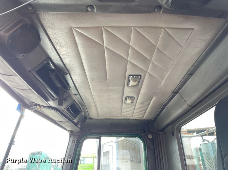 image for item LV9982 1999 International 9100 semi truck