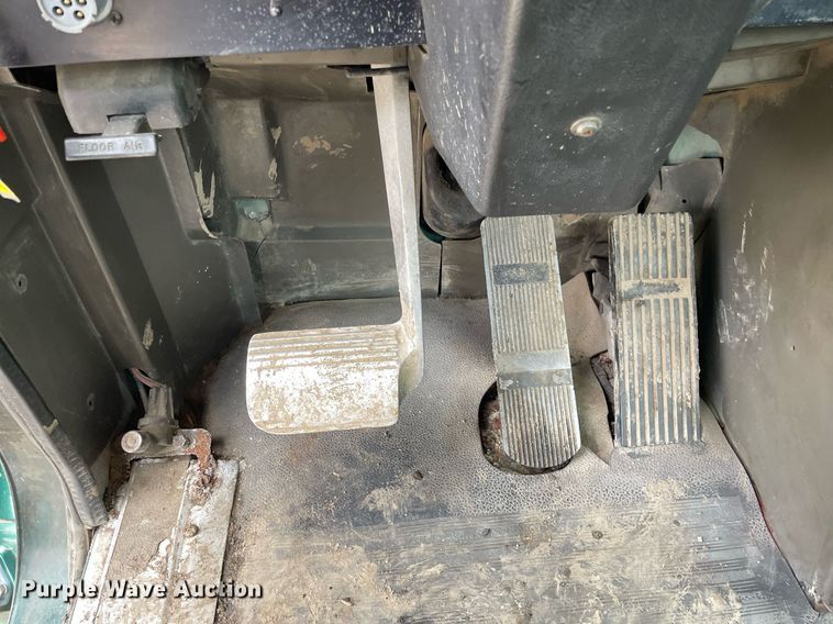 image for item LV9982 1999 International 9100 semi truck