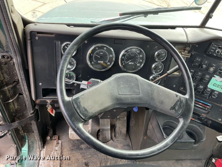 image for item LV9982 1999 International 9100 semi truck