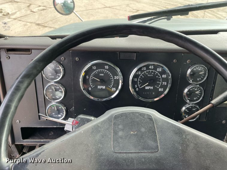 image for item LV9982 1999 International 9100 semi truck