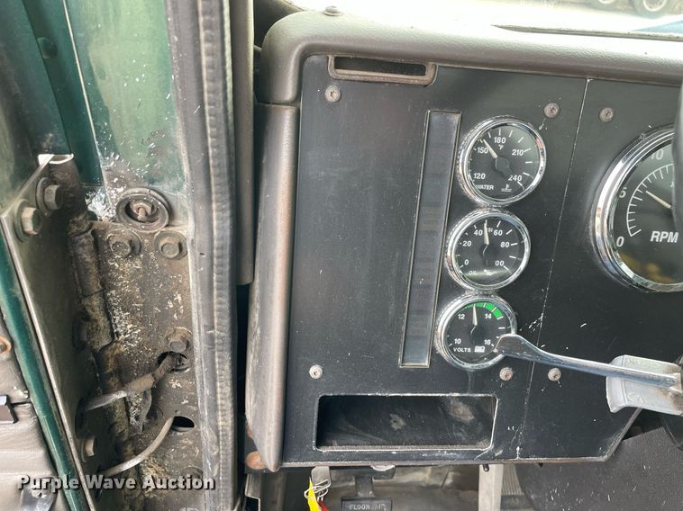 image for item LV9982 1999 International 9100 semi truck