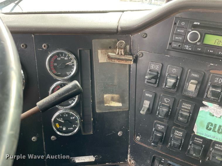 image for item LV9982 1999 International 9100 semi truck