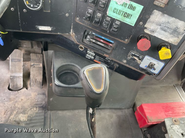 image for item LV9982 1999 International 9100 semi truck