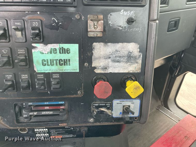 image for item LV9982 1999 International 9100 semi truck