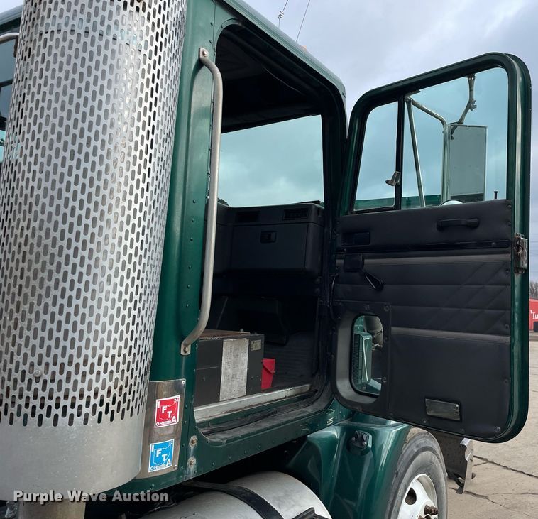 image for item LV9982 1999 International 9100 semi truck