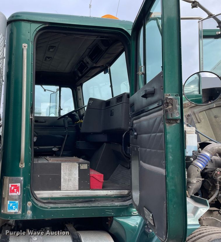 image for item LV9982 1999 International 9100 semi truck