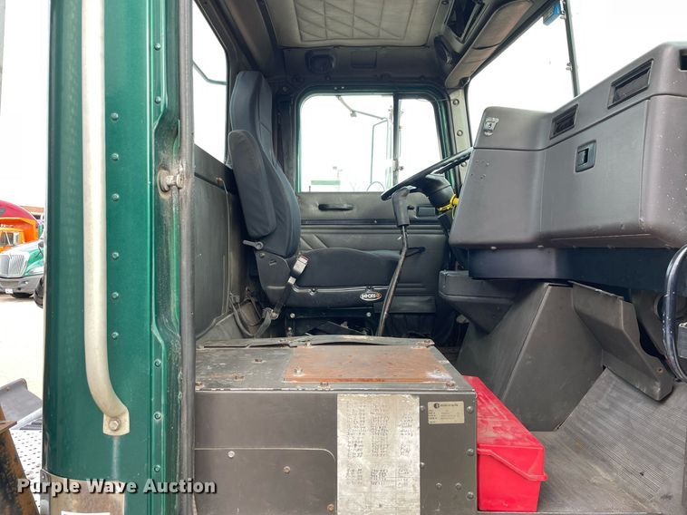 image for item LV9982 1999 International 9100 semi truck