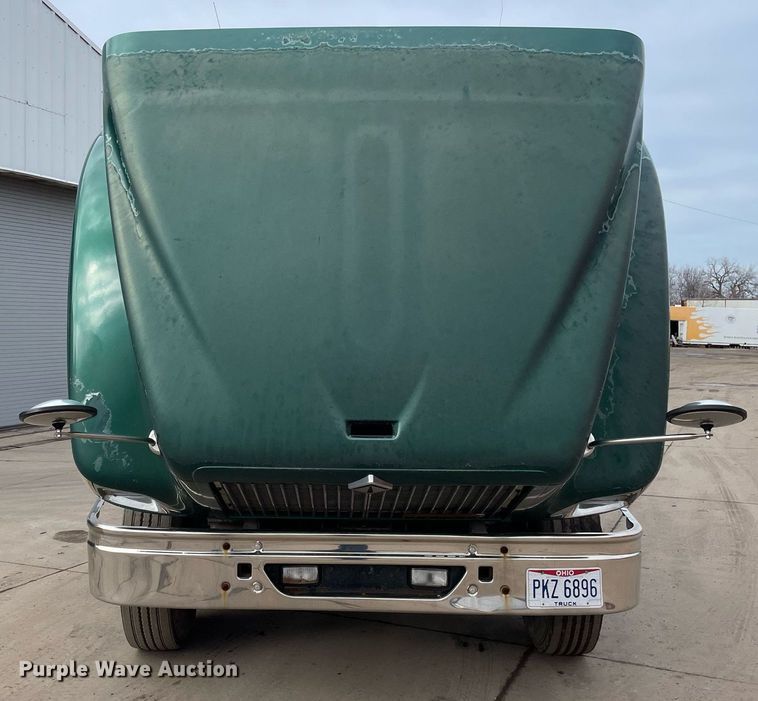 image for item LV9982 1999 International 9100 semi truck