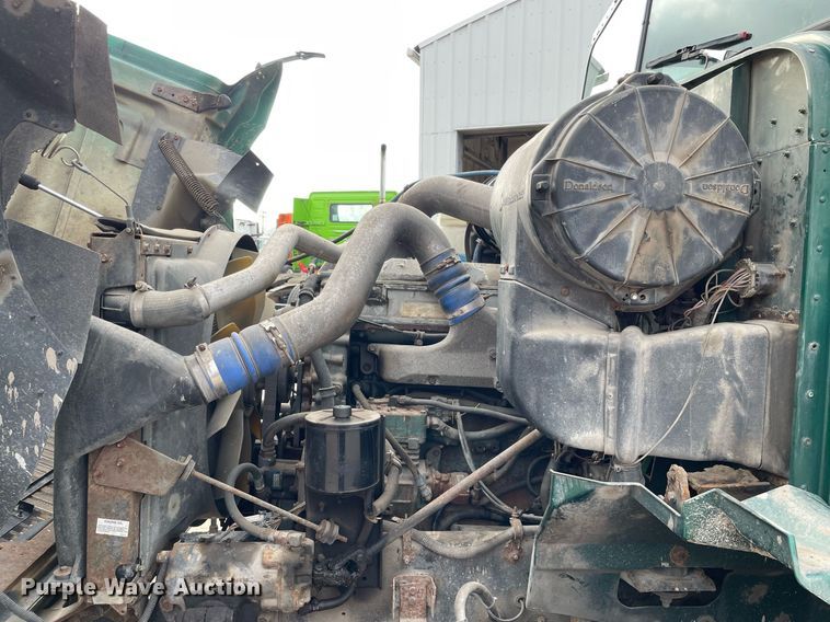 image for item LV9982 1999 International 9100 semi truck