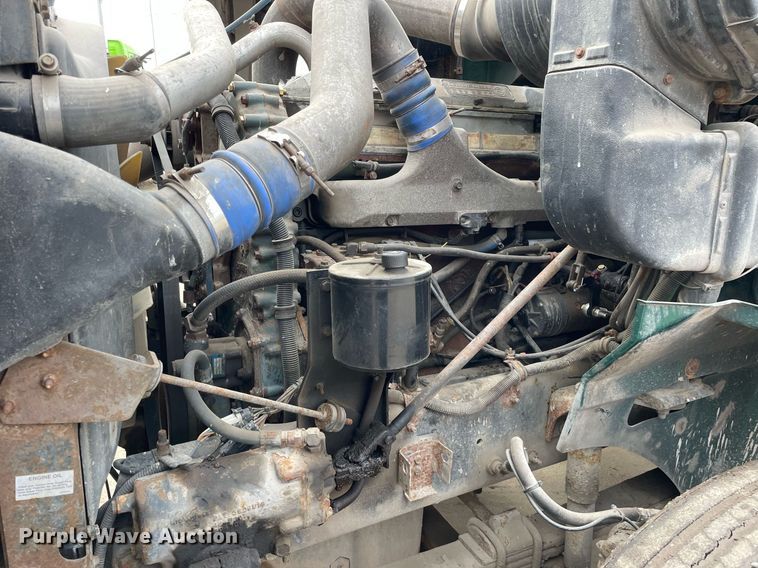 image for item LV9982 1999 International 9100 semi truck