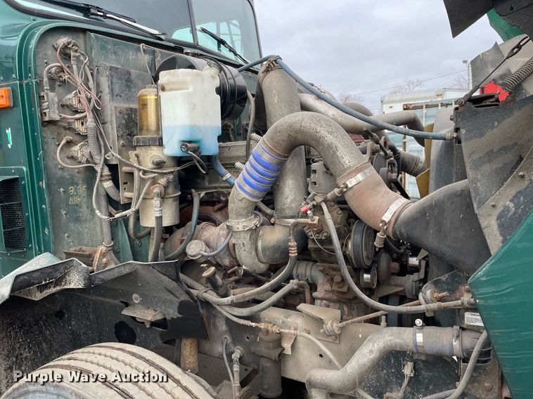 image for item LV9982 1999 International 9100 semi truck