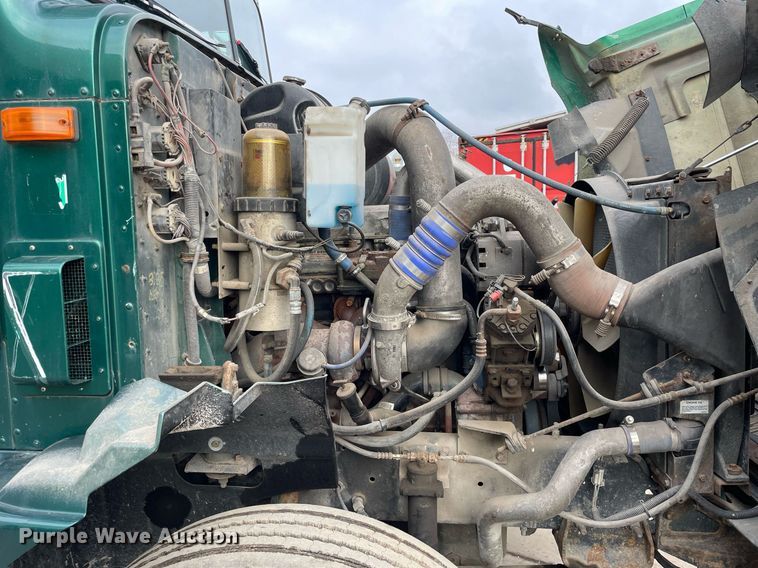 image for item LV9982 1999 International 9100 semi truck