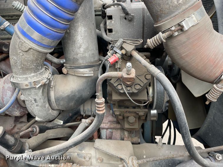 image for item LV9982 1999 International 9100 semi truck