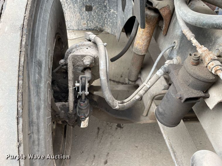 image for item LV9982 1999 International 9100 semi truck