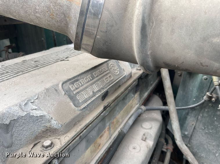 image for item LV9982 1999 International 9100 semi truck