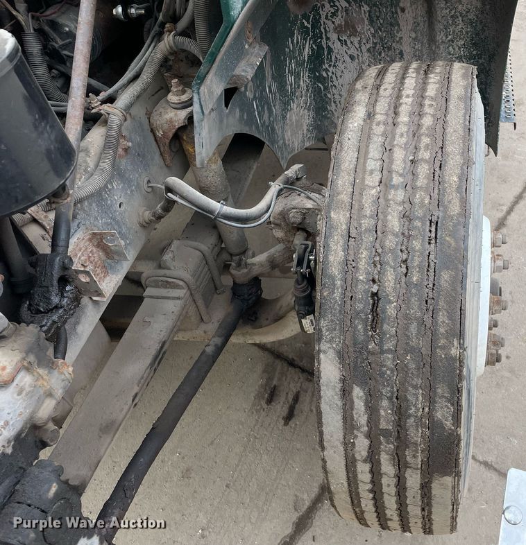 image for item LV9982 1999 International 9100 semi truck