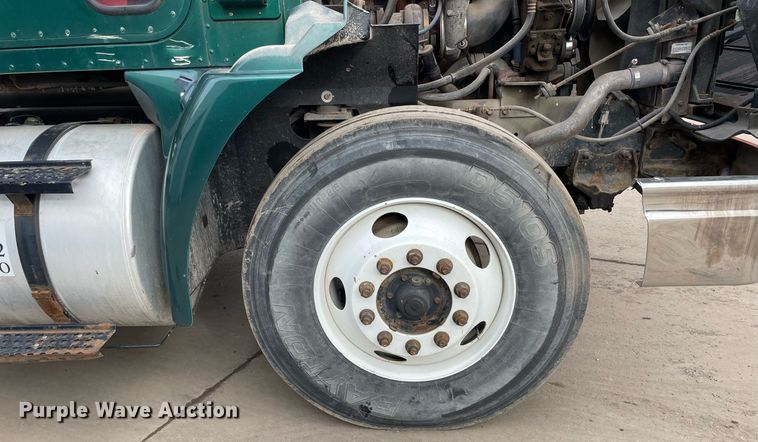 image for item LV9982 1999 International 9100 semi truck