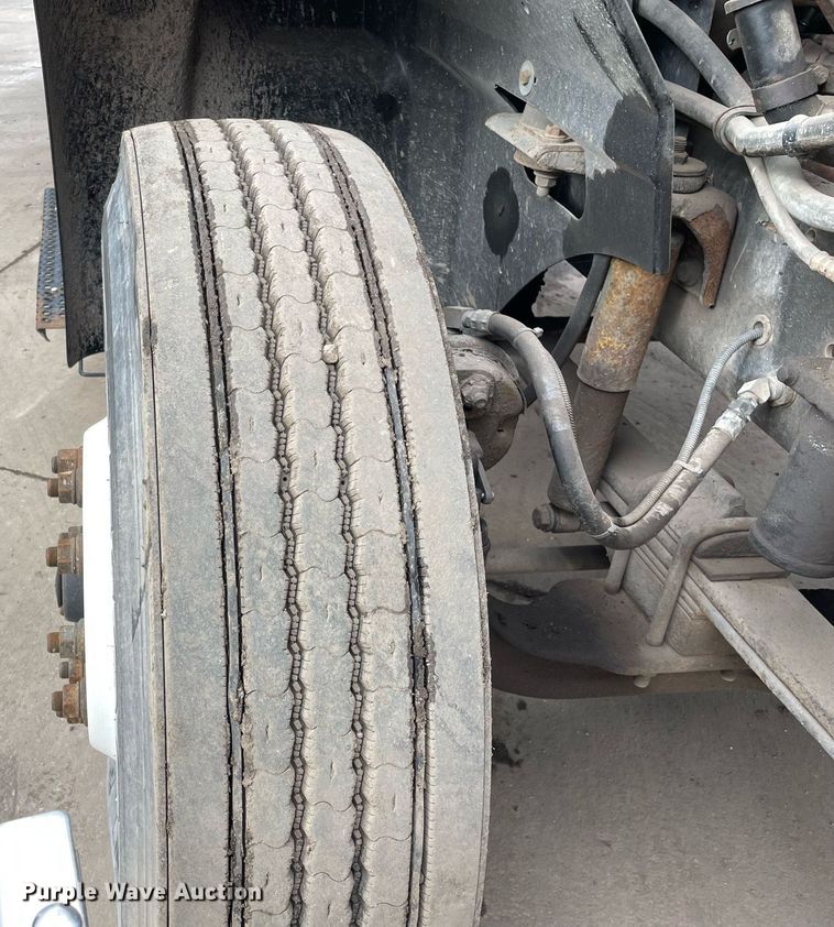 image for item LV9982 1999 International 9100 semi truck