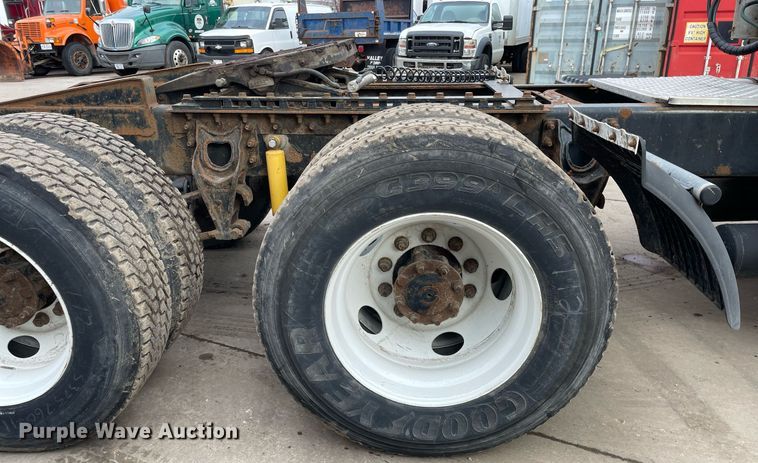 image for item LV9982 1999 International 9100 semi truck