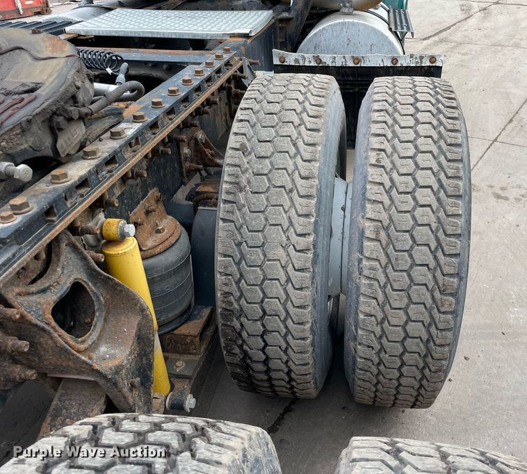 image for item LV9982 1999 International 9100 semi truck