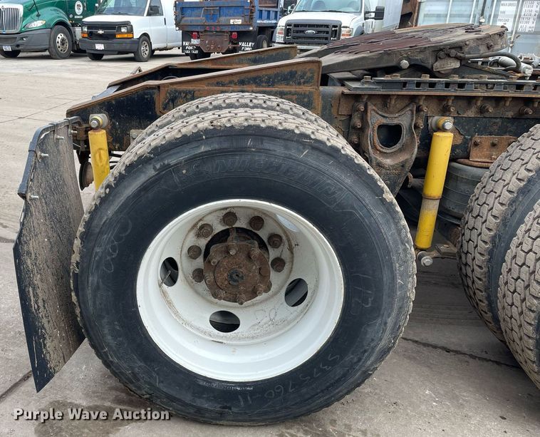 image for item LV9982 1999 International 9100 semi truck