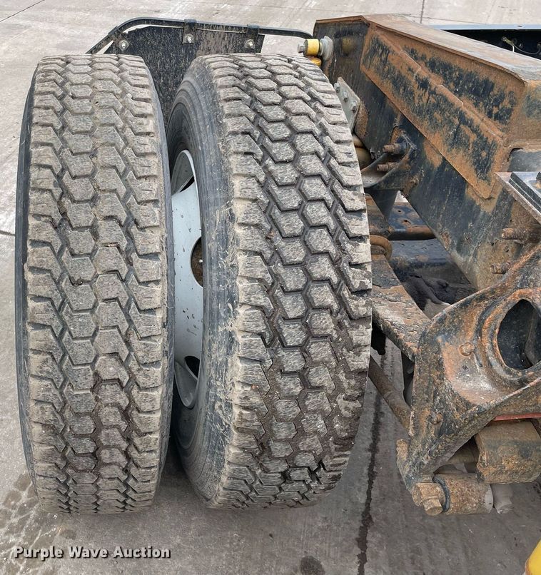 image for item LV9982 1999 International 9100 semi truck