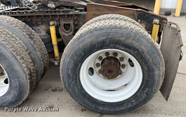 image for item LV9982 1999 International 9100 semi truck