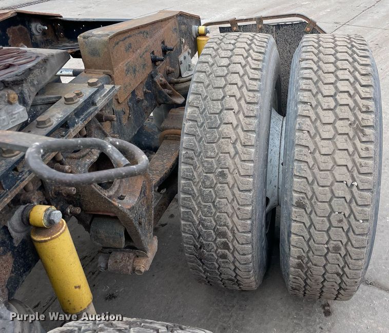 image for item LV9982 1999 International 9100 semi truck