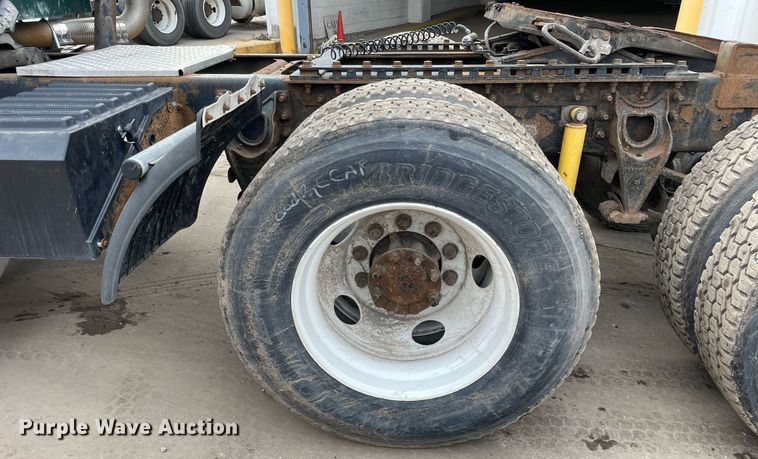 image for item LV9982 1999 International 9100 semi truck