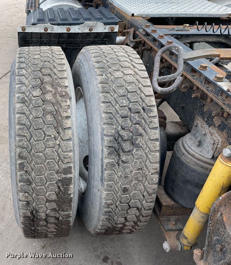 image for item LV9982 1999 International 9100 semi truck