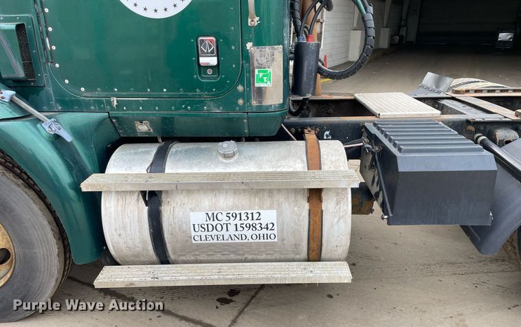 image for item LV9983 1997 International 9200 semi truck