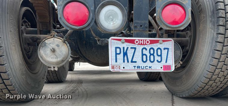 image for item LV9983 1997 International 9200 semi truck