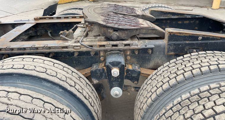 image for item LV9983 1997 International 9200 semi truck