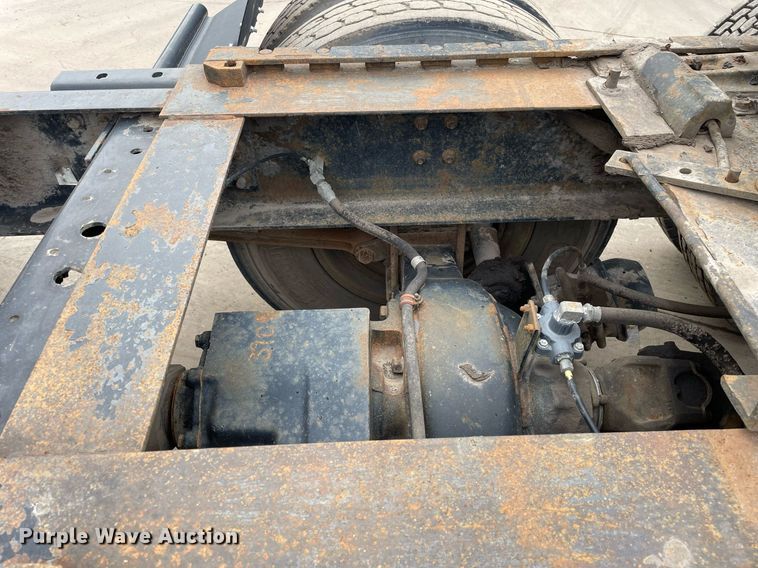 image for item LV9983 1997 International 9200 semi truck