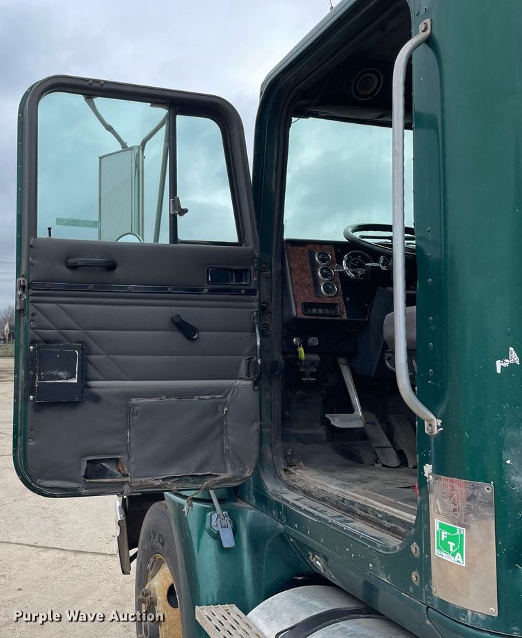 image for item LV9983 1997 International 9200 semi truck