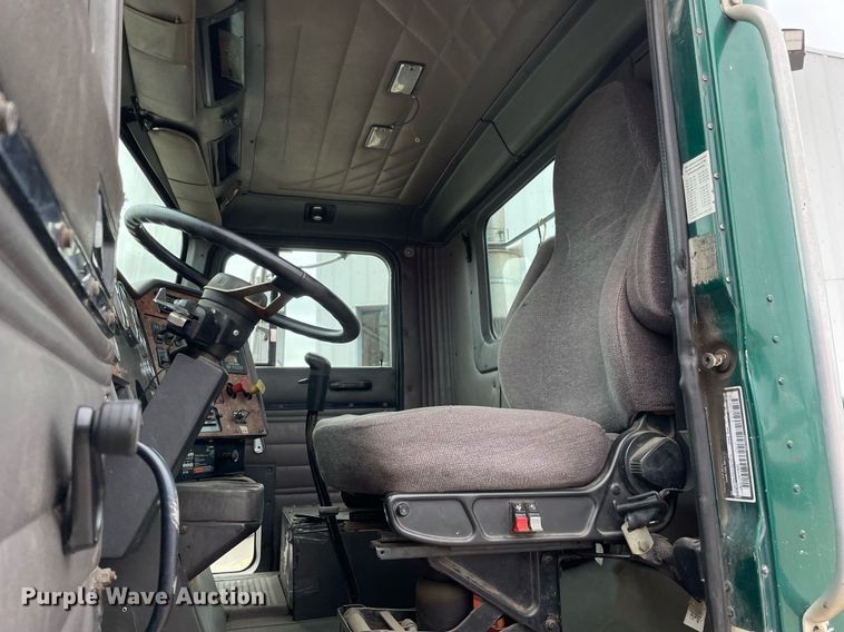 image for item LV9983 1997 International 9200 semi truck