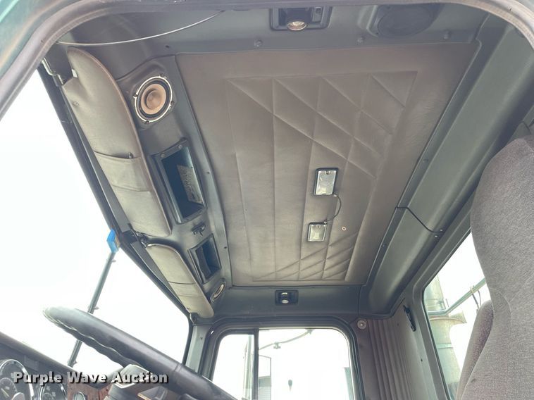 image for item LV9983 1997 International 9200 semi truck