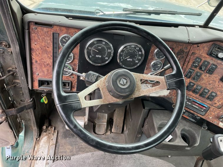 image for item LV9983 1997 International 9200 semi truck